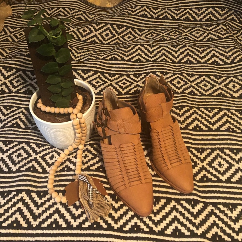 Like new - Gianni Bini Booties